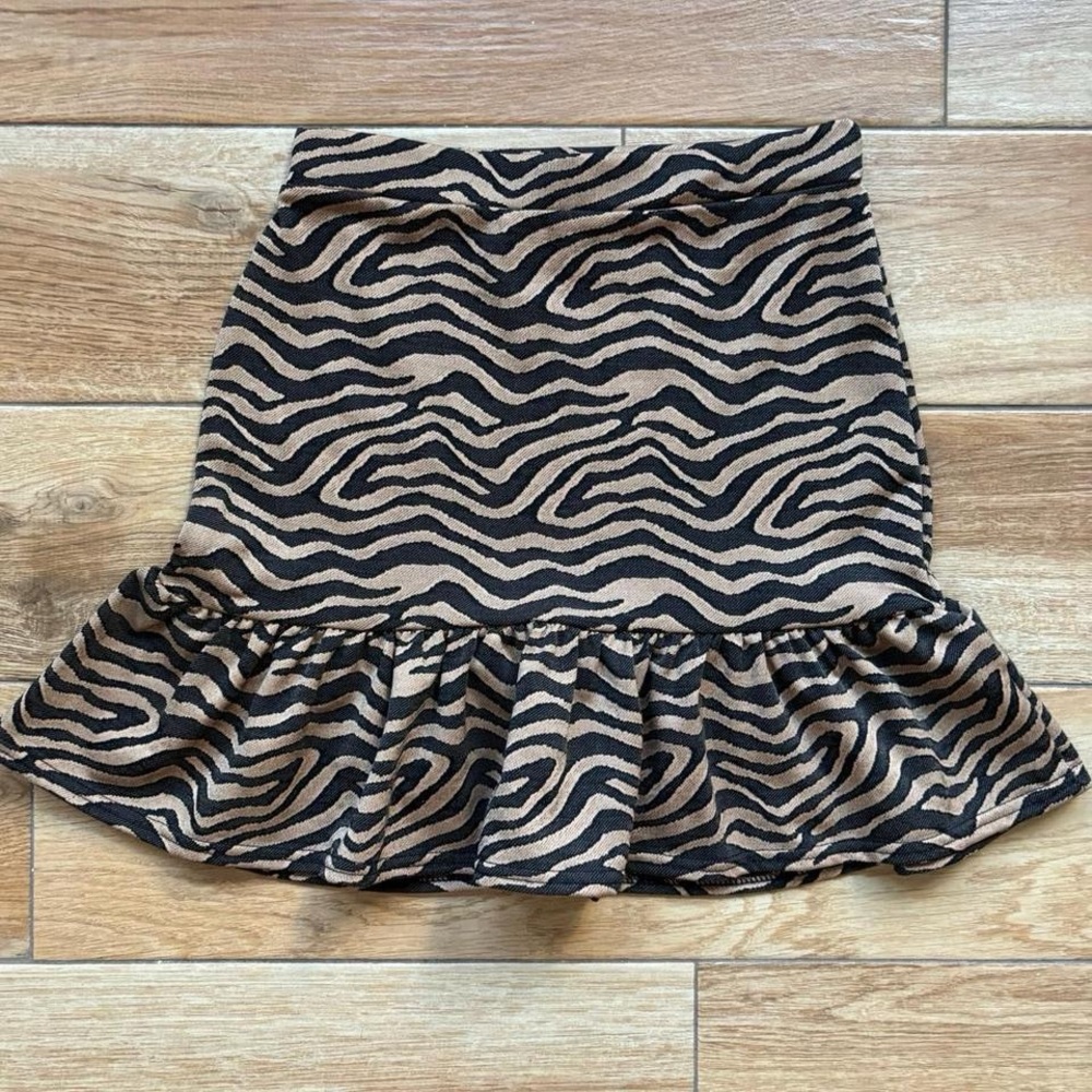 PrettyLittleThing Ruffle Hem Tiger Print Mini Skirt M